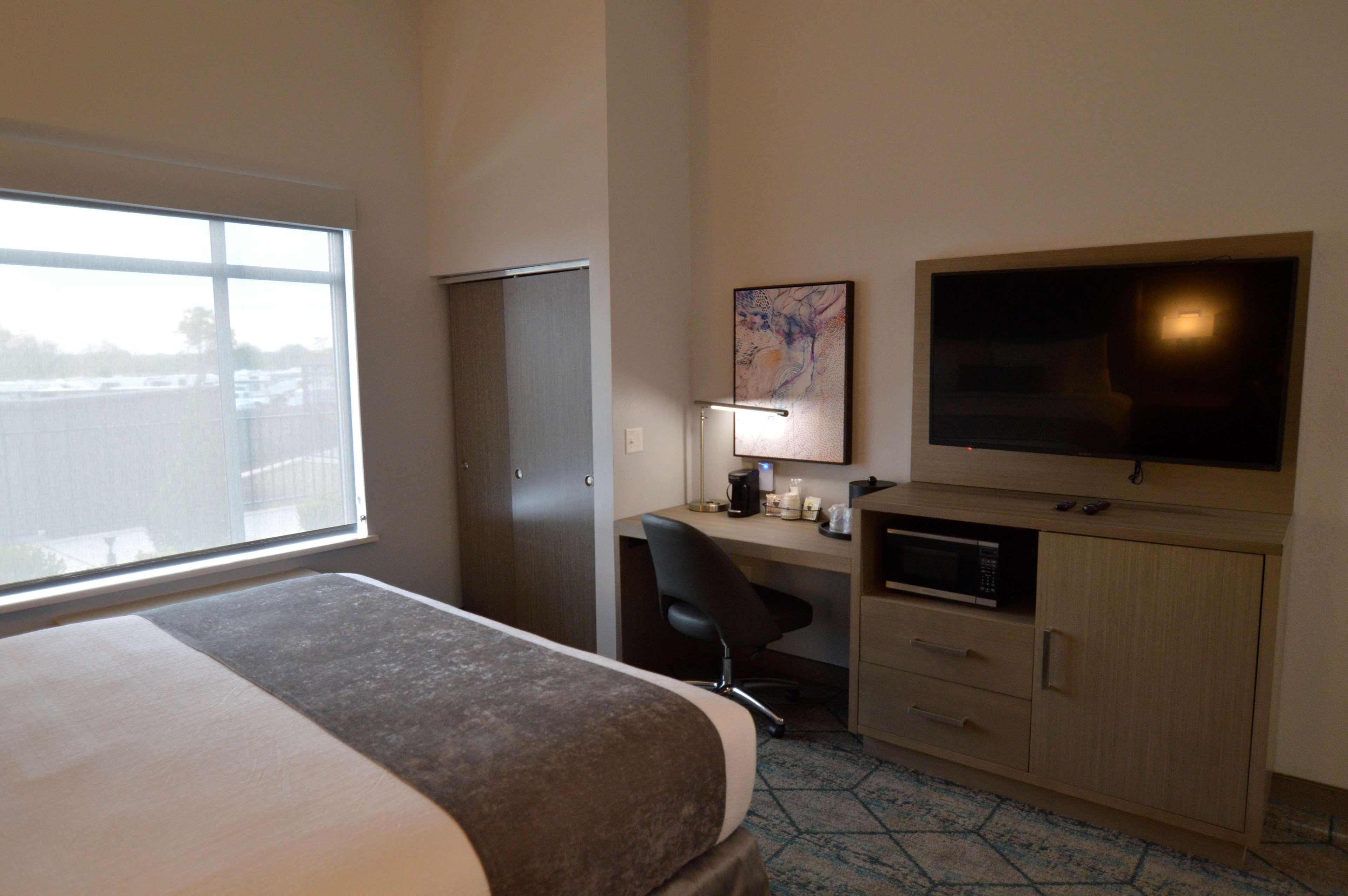Hotel Western Executive Residency I-35